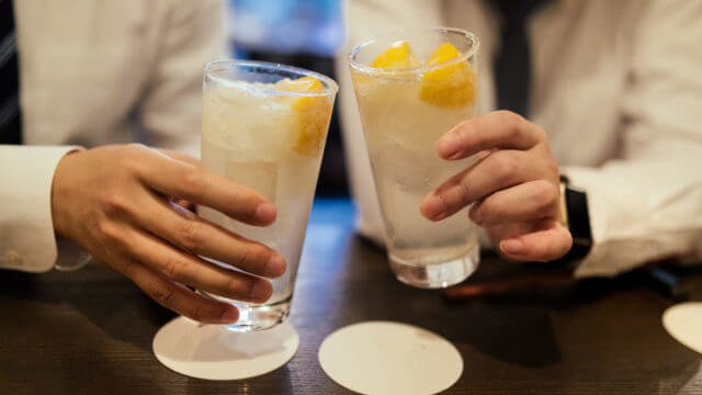 2人でお酒を乾杯