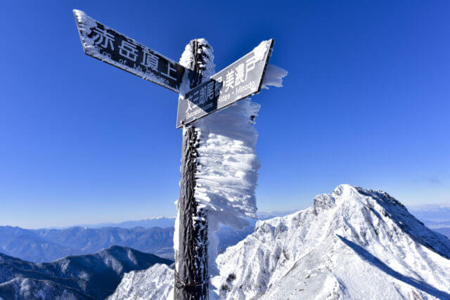雪山での道しるべ標識