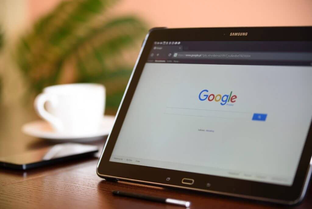 Google検索のページを開いたタブレット画面