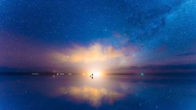 ウユニ塩湖から見える夜明け