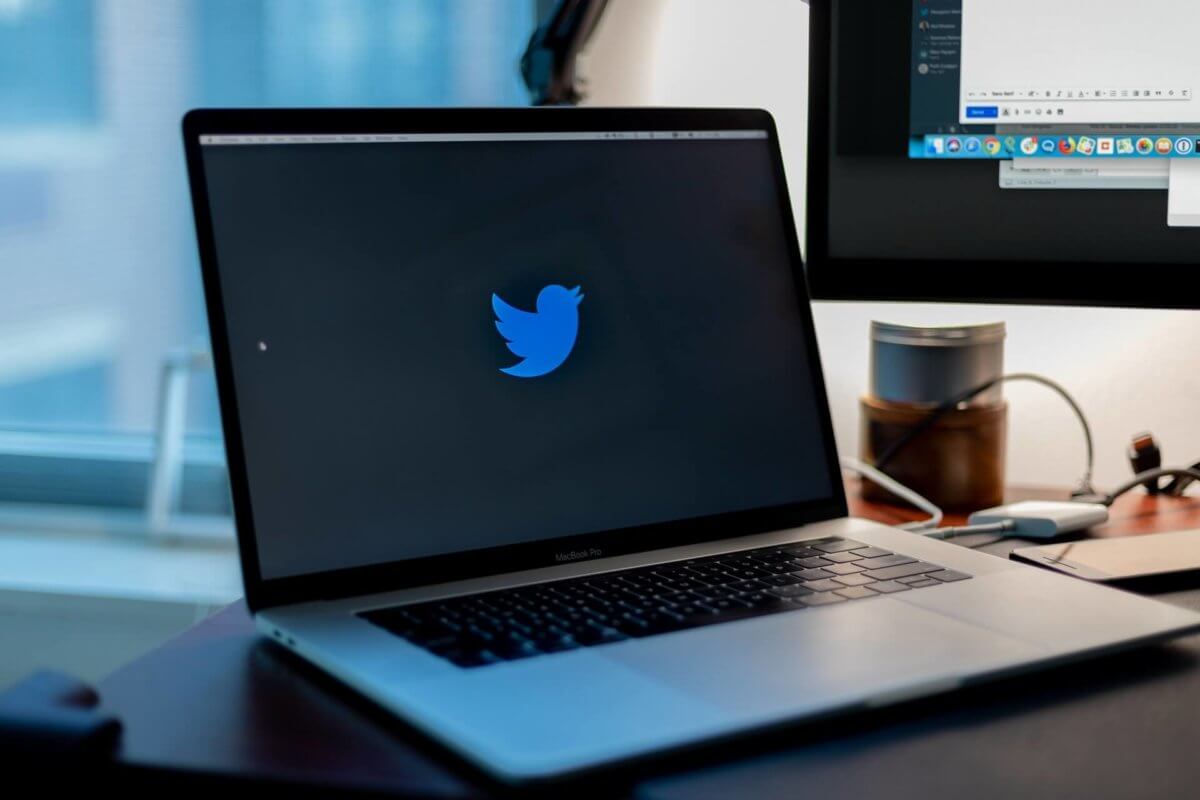 Twitter画面を開いているPC