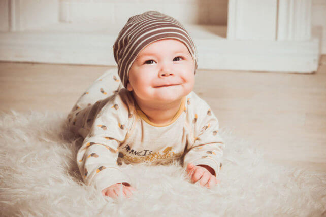 微笑む赤ちゃん