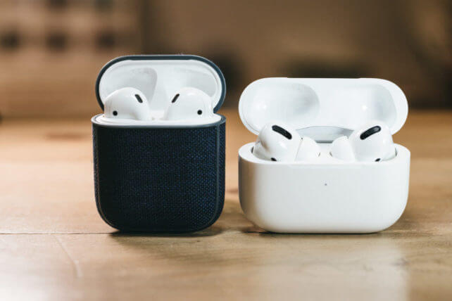格納した新旧AirPods